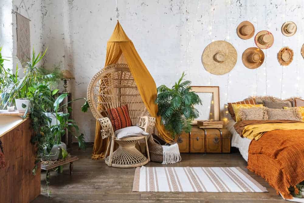 WIDE VARIETY OF PATTERNS AND ORNAMENTS
